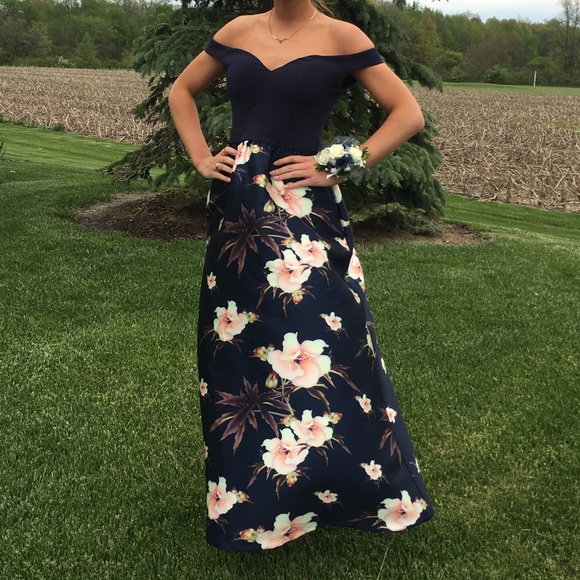 PROM DRESS - Picture 2 of 4